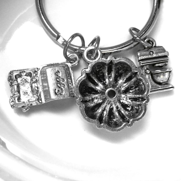 Miniature Eggs Fluted Bundt Pan Kitchen Mixer Baking Keyring Keychain - Picture 1 of 1